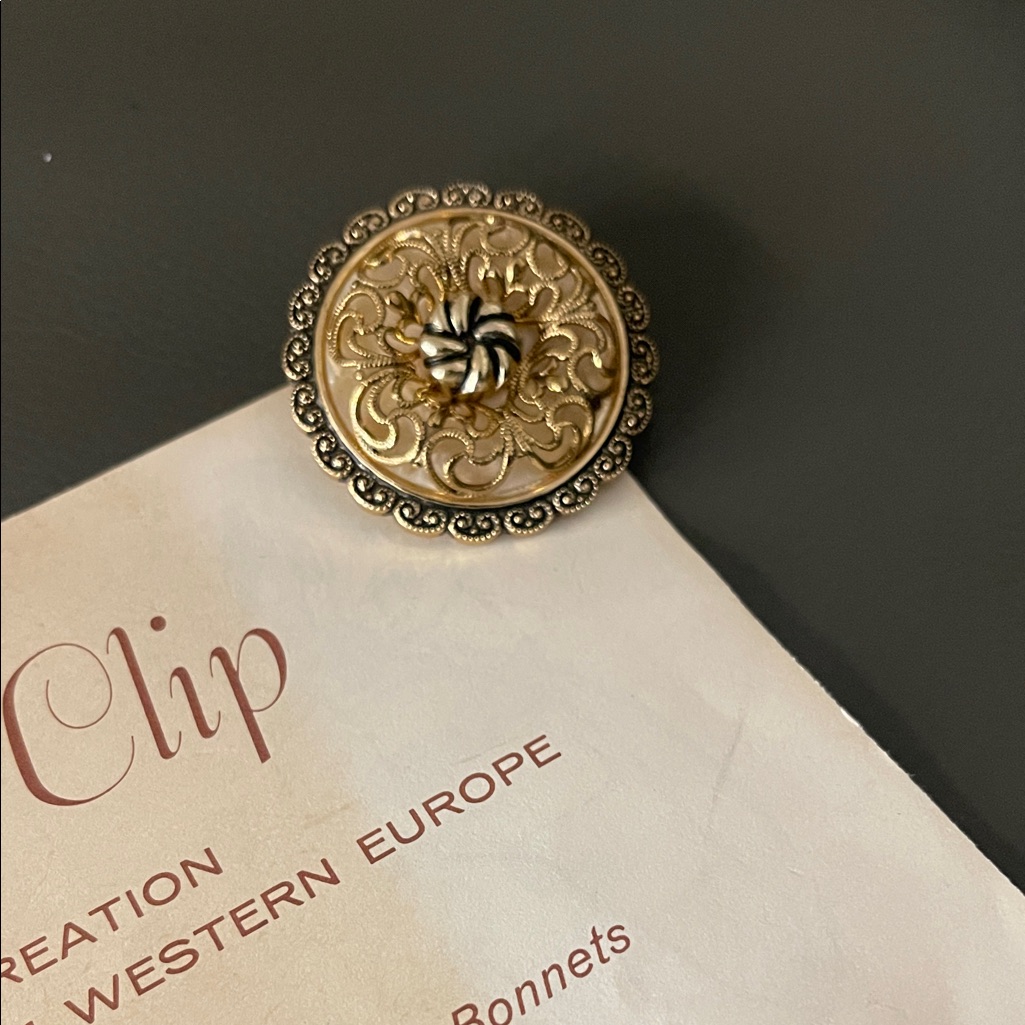 Vintage 1967 Regina Scarf Clip